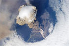 Уникальное явление. Извержение вулкана добралось аж до космоса. Фото