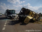 На трассе «Киев-Одесса» грузовик, выполняя непонятный маневр, врезался в пассажирский автобус. Фото