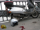 Автомобилисты, скучающие в пробке на мосту Патона, стали свидетелями кровавой аварии. Фото