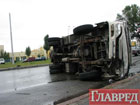 В Киеве не смогли разъехаться две фуры и грузовик. Фото