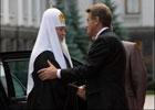 Ющенко заставил Патриарха и Митрополита махать лопатами. Фото