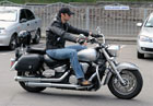 Вратарь «Динамо» ездит на крутом мотоцикле без шлема. Прямо как настоящий байкер. Фото