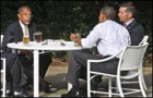 Обама решил замять расистский скандал за бокальчиком пивка. Фото