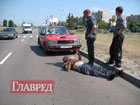 Киевлянин, переходя дорогу, не смог увернуться от «Ниссана» и вывалил головой стекло. Фото