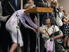 Женщина на коленях просила у Тимошенко денег. Фото