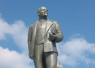 Молодой белорус погиб, свалившись с памятника Ленину