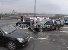 В Киеве на мосту Патона произошло настоящее автомобильное месиво. Фото