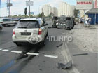В Киеве крутой джип протаранил «Субару», влетел в припаркованного «японца» и перевернулся на бок. Фото