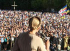 Тимошенко на западе Украины пошла по рукам. В прямом смысле слова. Фото