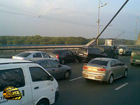 Несколько разбитых машин на Московском мосту спровоцировали огромную пробку. Фото