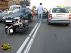 Киев. В нехилой аварии мотоциклист умудрился выжить. Будет у него теперь два дня рождения. Фото