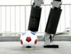 В Японии создан двухметровый робот-футболист. Играет не очень, зато куда дешевле Шевченко и Бэкхэма