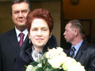Жена Януковича в компании двух мужиков заявилась на мужской стриптиз. Фото