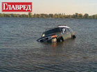 В Киеве дорогущий джип утонул в Днепре. Выпендриваться меньше надо. Фото