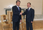 Как бы Медведев не кривился, но сидеть за одним столом с Ющенко ему таки придется