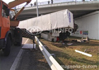 Под Киевом огромная фура упала с моста… Удивительно, но водителю удалось выжить. Фото