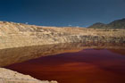 Самое ядовитое озеро в мире сияет всеми цветами радуги. Фото