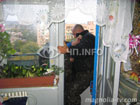 В Мариуполе женщина, убирая квартиру, умудрилась выпасть с балкона. Фото