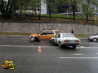 Мокрый асфальт и неаккуратная езда стала причиной столкновения машин в центре Киева. Фото