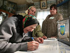 В Донецкой области в кабинке для голосования умерла женщина