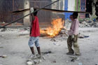 Ужас на улицах столицы Гаити. Трупы сваливают в кучу и сжигают. Фото