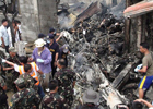 На юге Филиппин военный самолет рухнул на жилые дома. Фото