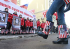 Путинская молодежь всучила «кирзачи» Ющенко и Тимошенко