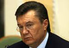 Полуголые девицы решили оригинально встретить Януковича на избирательном участке