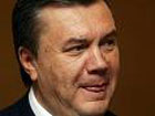 Поддержать Януковича пришла его жена с внуком