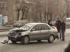 В Киеве «Мицубиси» на полном ходу влетел в отбойник. Фото