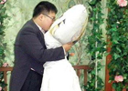 Японец женился на… подушке. Фото