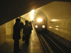 Харьковчанин прыгнул в метро на рельсы, справил нужду и убежал
