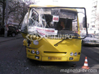 В Киеве столкнулись грузовик и маршрутка. Пострадала припаркованная легковушка. Фото