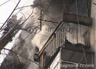 Пожар уничтожил крышу жилого дома в Киеве. Фото