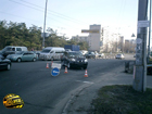 Киев. «Опель» неудачно заехал на встречную. В результате побитый «Ниссан» оказался на тротуаре. Фото