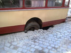 В Черновцах троллейбус ушел под землю. Фото с места событий