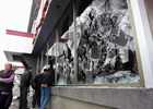 Бишкек после беспорядков. В городе орудуют мародеры. Фото