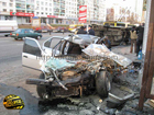 Нехилое ДТП в Киеве закончилось смертью одного из водителей. Одна из машин влетела в подземный переход. Фото