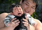 Японские сумоисты издеваются над детьми, заставляя их плакать. Фото