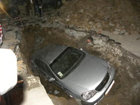 В Мариуполе такси с пассажирами свалилось в глубокую яму. Фото