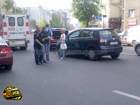 Киевлянка не заметила незатейливого пешехода. И «подвезла» его на капоте. Фото