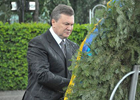 Тяжелые будни президентской жизни. Как Януковича чуть не убил венок. Фото