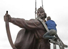 Столичные власти, наконец, отремонтировали памятник основателям Киева. Фото