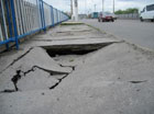 В Луганске провалился мост. Люди на это чхать хотели. Фото