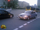 В Киеве авто с беременной женщиной на борту угодило в переделку. Фото