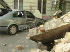 В Киеве «Опель» на большой скорости влупил «Шкоду». «Чех» проломил собой кирпичную стену. Фото