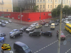 В центре Киева в открытый люк угодила легковушка. Фото