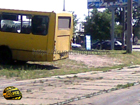 В Киеве автобус загнал маршрутку на обочину. Фото