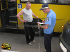 Пассажир киевского автобуса расшиб головой лобовое стекло. Фото