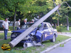 В Виннице таксист одним ударом свалил бетонный столб. Фото